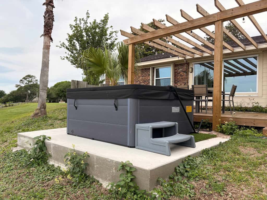 Waterfront Private Dock & Hot Tub, Pet Friendly HOME with Beach/Ocean views, Grill & Wifi
