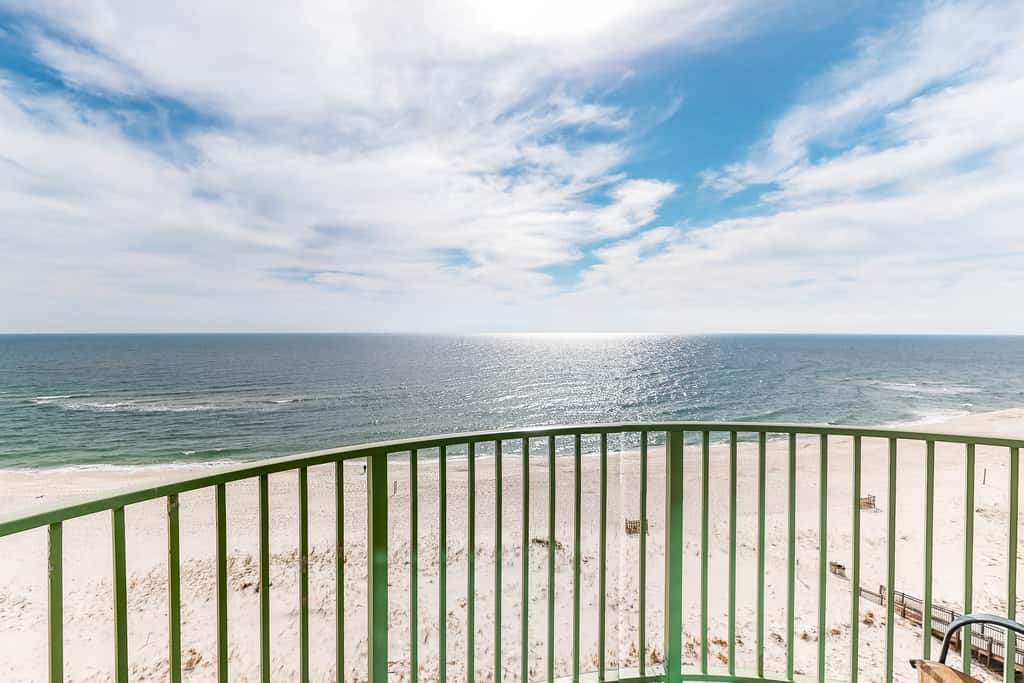 9th-floor, Gulf-front condo with spectacular views, pool, beach access & private balcony