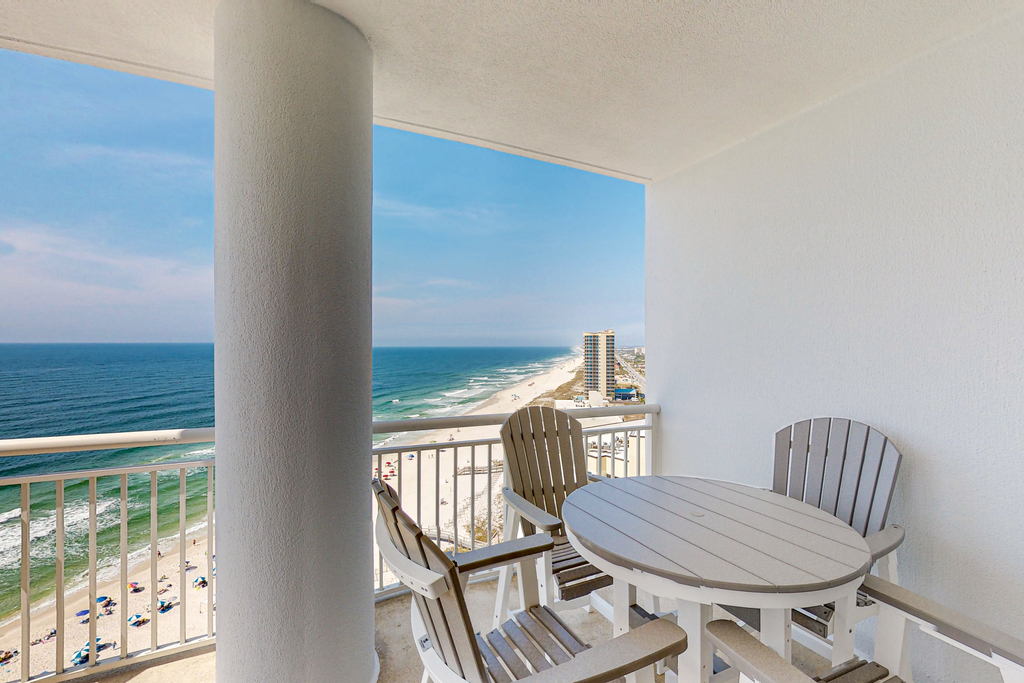 Oceanfront condo with pools, hot tub, tennis & gym - easy beach access