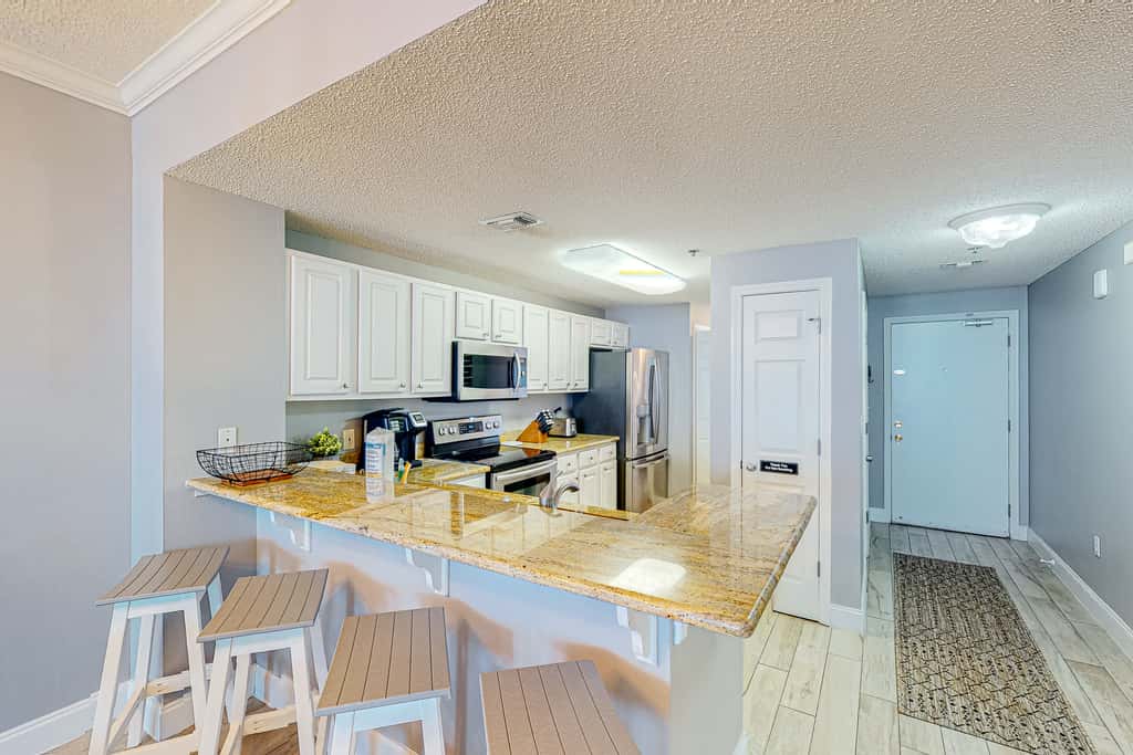 Oceanfront condo with pools, hot tub, tennis & gym - easy beach access