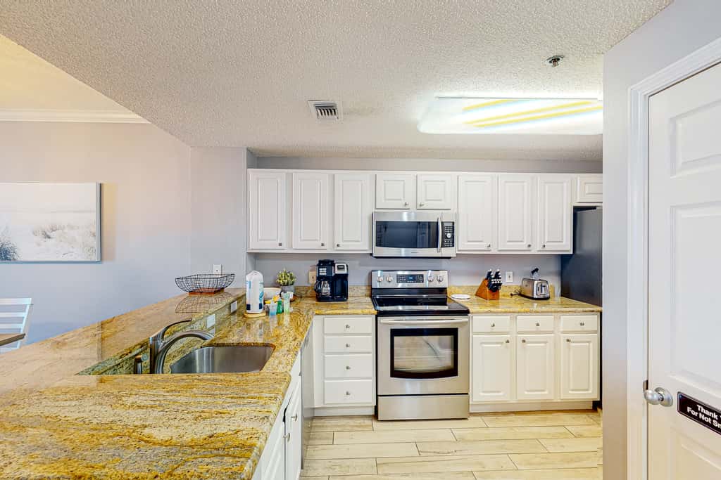 Oceanfront condo with pools, hot tub, tennis & gym - easy beach access