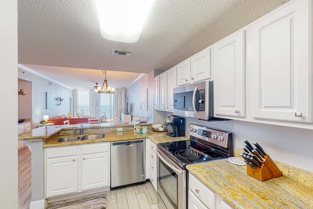 Oceanfront condo with pools, hot tub, tennis & gym - easy beach access