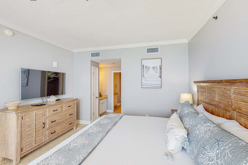 Oceanfront condo with pools, hot tub, tennis & gym - easy beach access