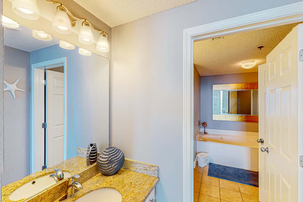 Oceanfront condo with pools, hot tub, tennis & gym - easy beach access