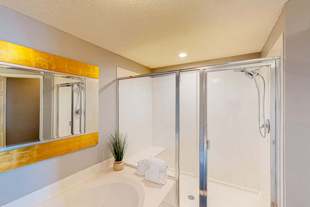 Oceanfront condo with pools, hot tub, tennis & gym - easy beach access