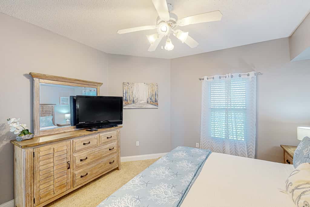 Oceanfront condo with pools, hot tub, tennis & gym - easy beach access