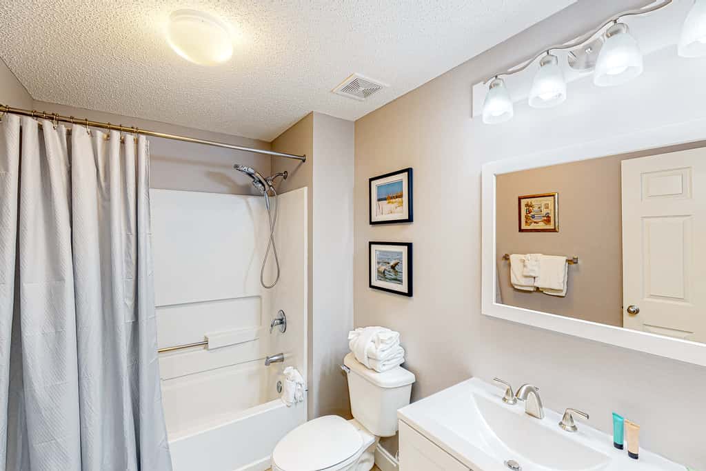 Oceanfront condo with pools, hot tub, tennis & gym - easy beach access