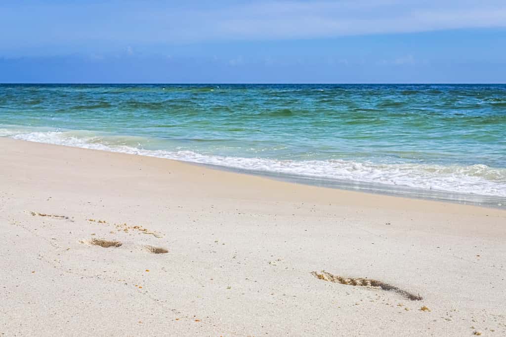 Oceanfront condo with pools, hot tub, tennis & gym - easy beach access