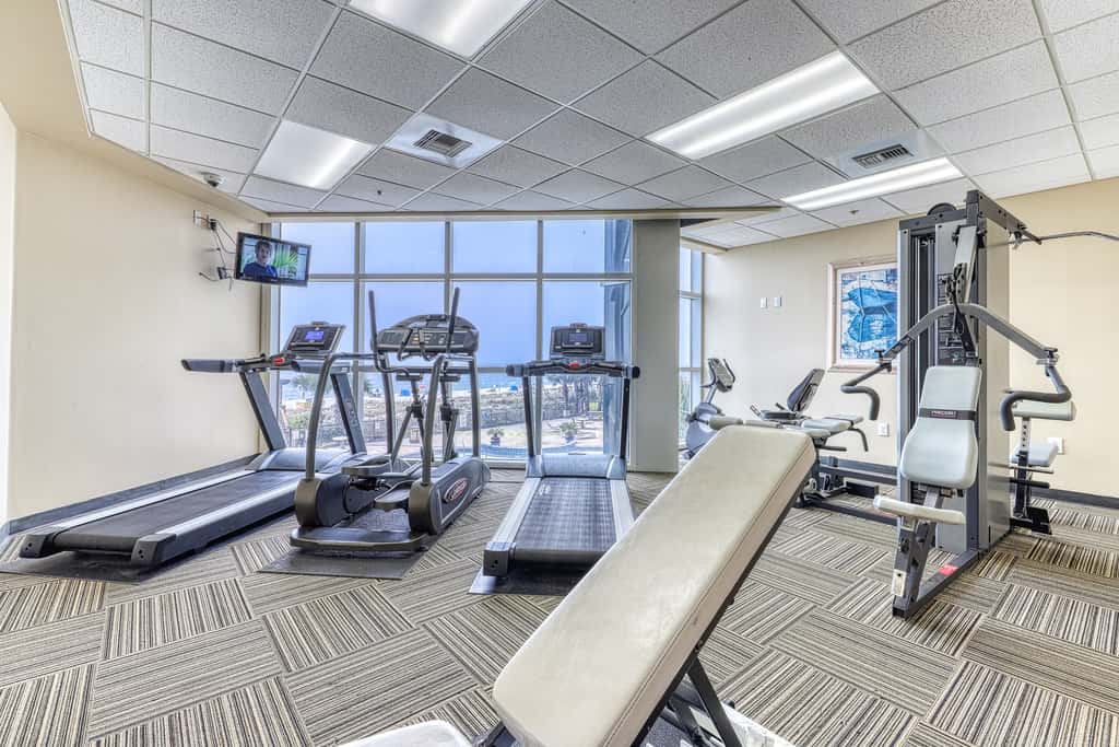 Oceanfront condo with pools, hot tub, tennis & gym - easy beach access