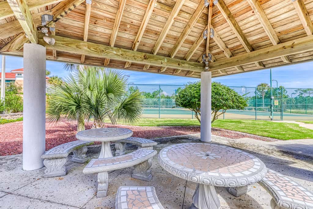 Oceanfront condo with pools, hot tub, tennis & gym - easy beach access