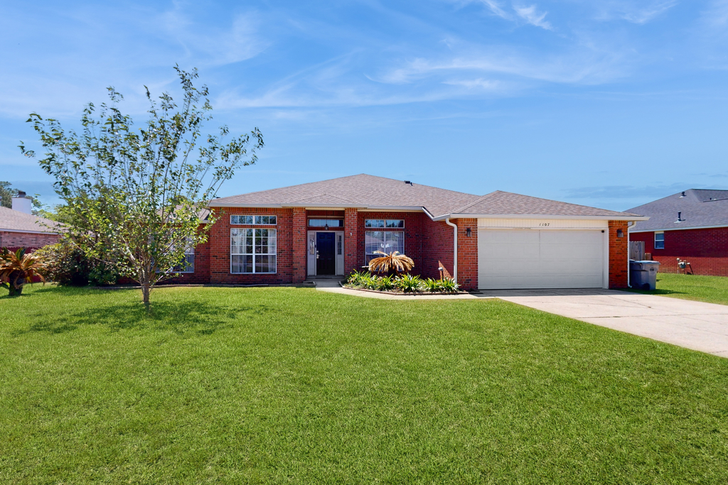 Gorgeous pet friendly coastal home with plenty of space and easy beach access