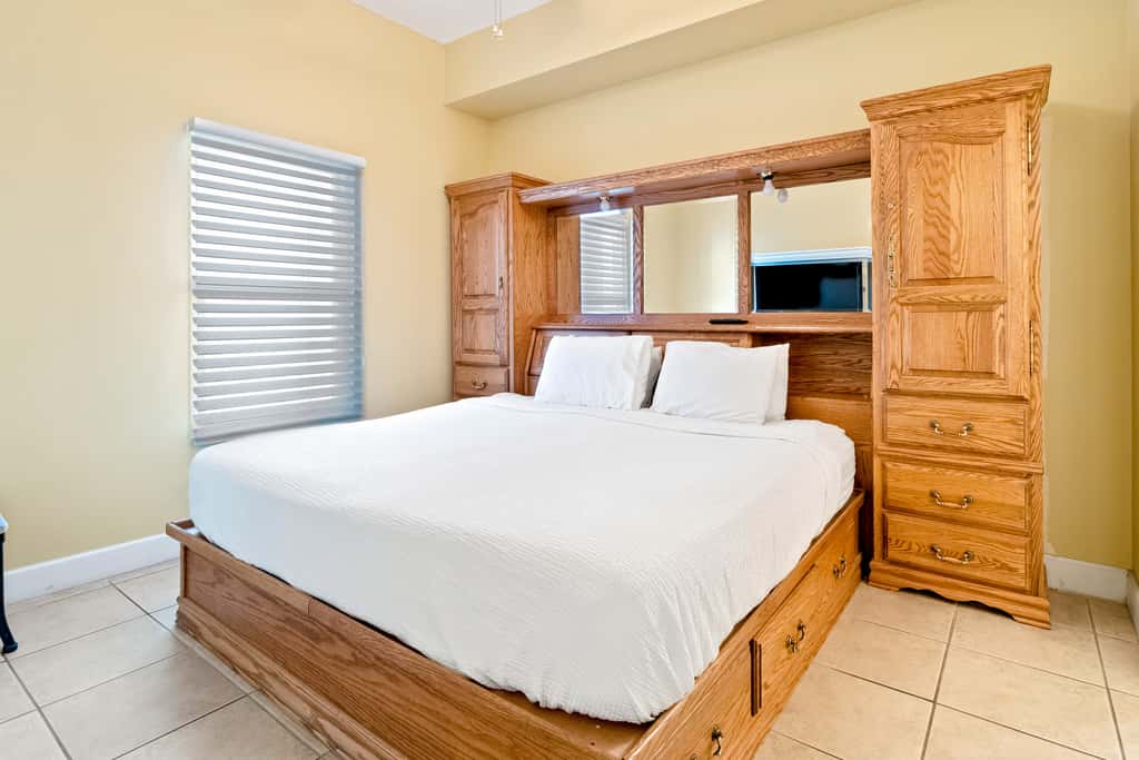 Inviting Gulf-front condo In Perdido Key with waterfront pool, hot tub and oceanfront balcony