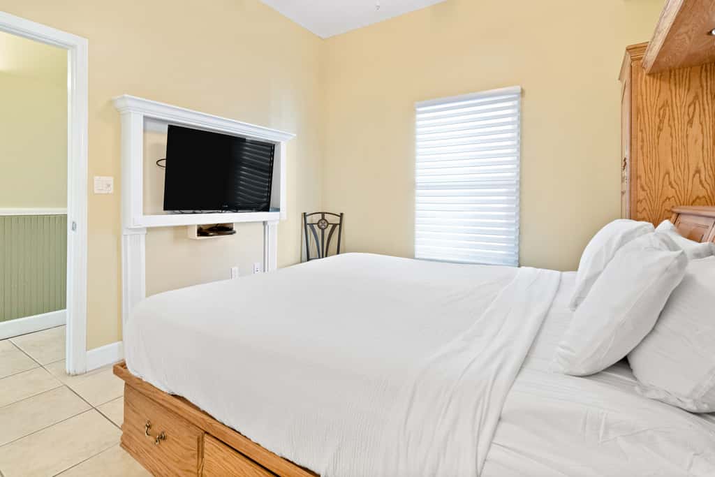 Inviting Gulf-front condo In Perdido Key with waterfront pool, hot tub and oceanfront balcony