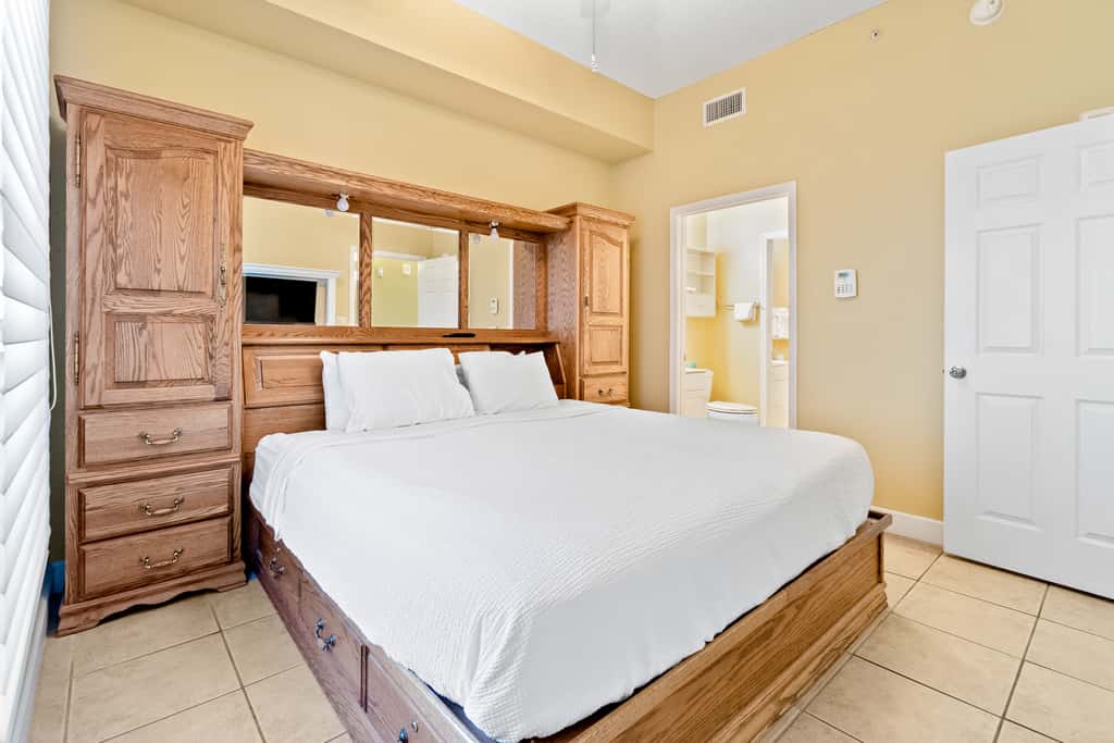 Inviting Gulf-front condo In Perdido Key with waterfront pool, hot tub and oceanfront balcony