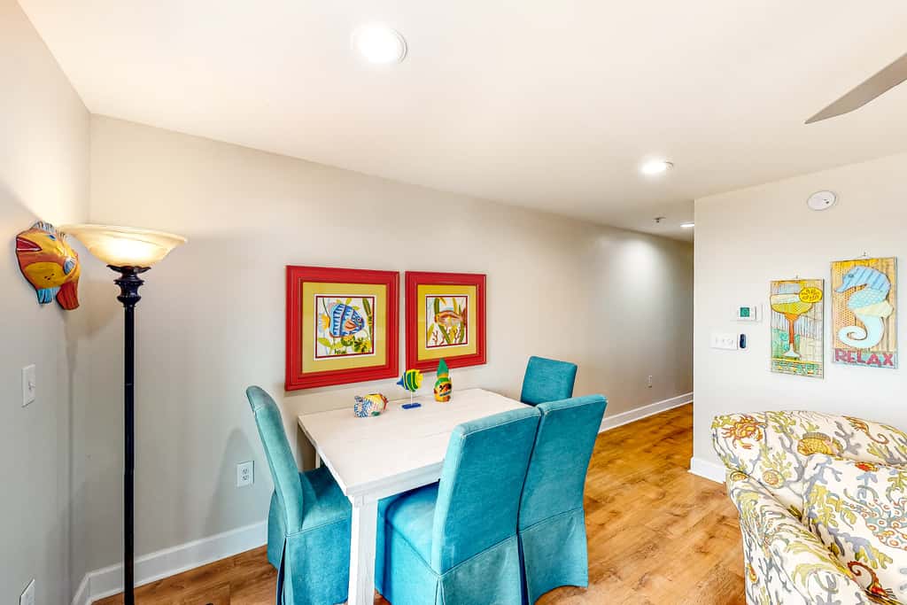 Cozy, top-floor beachfront condo with pool, pool spa, & beach access