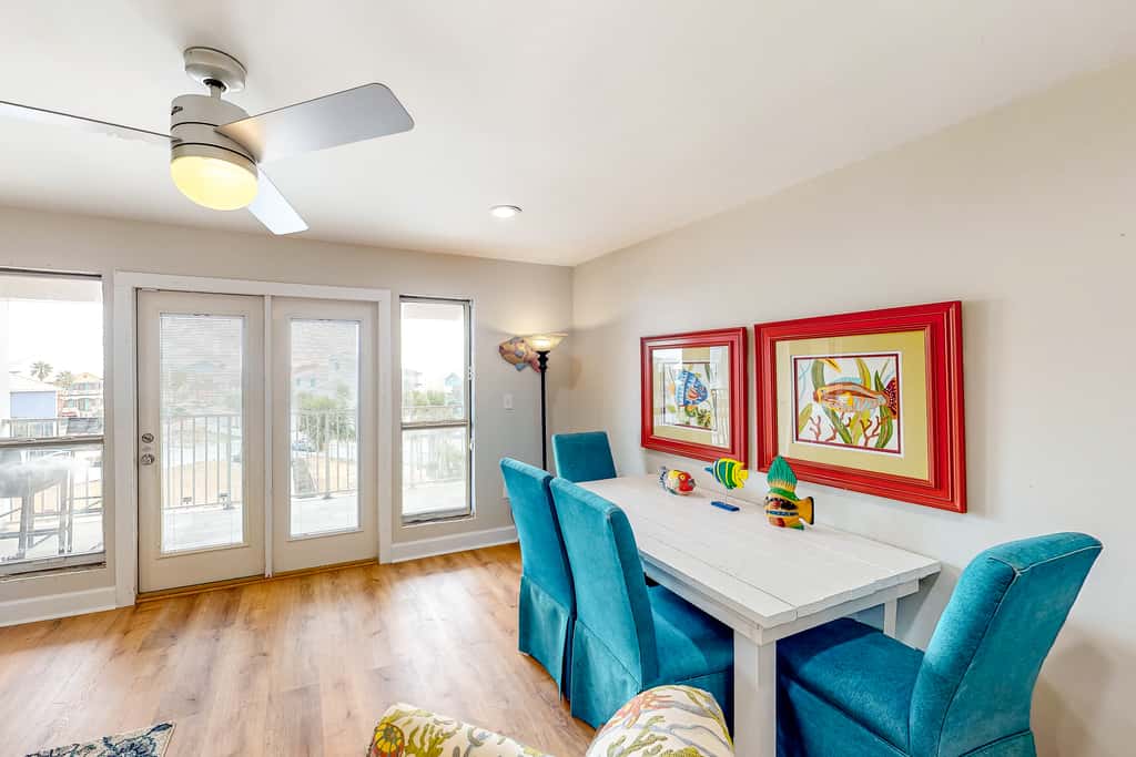 Cozy, top-floor beachfront condo with pool, pool spa, & beach access