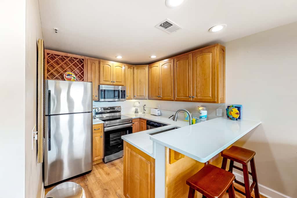 Cozy, top-floor beachfront condo with pool, pool spa, & beach access
