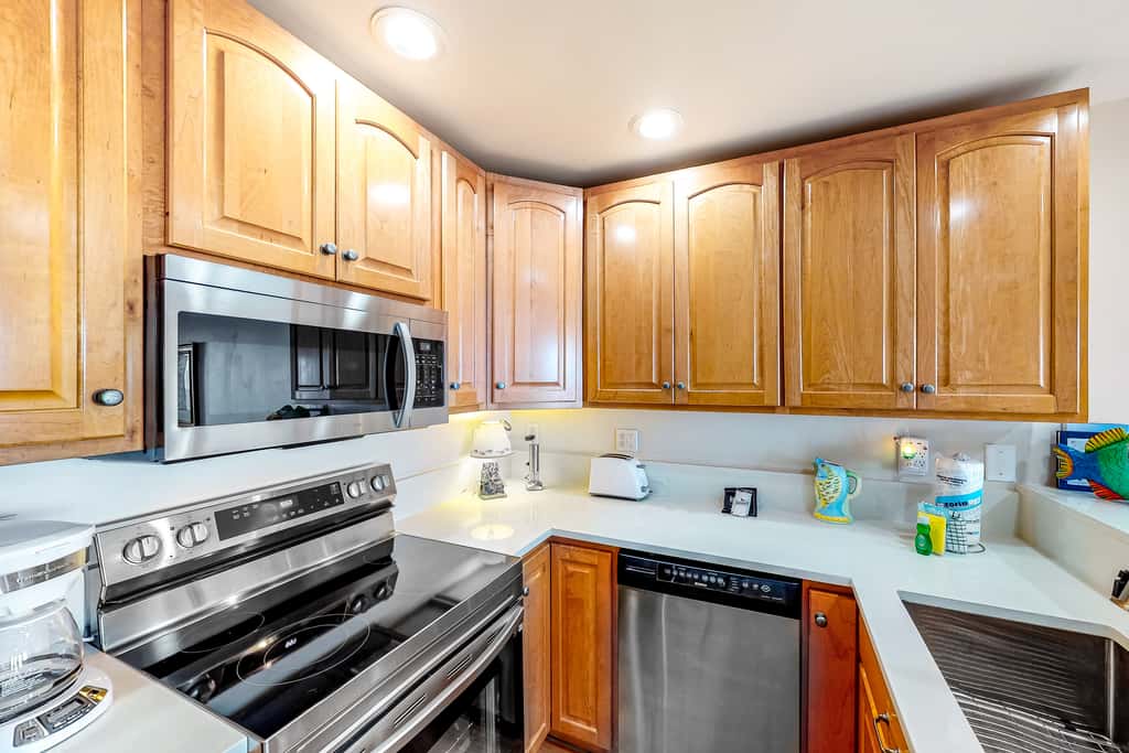 Cozy, top-floor beachfront condo with pool, pool spa, & beach access