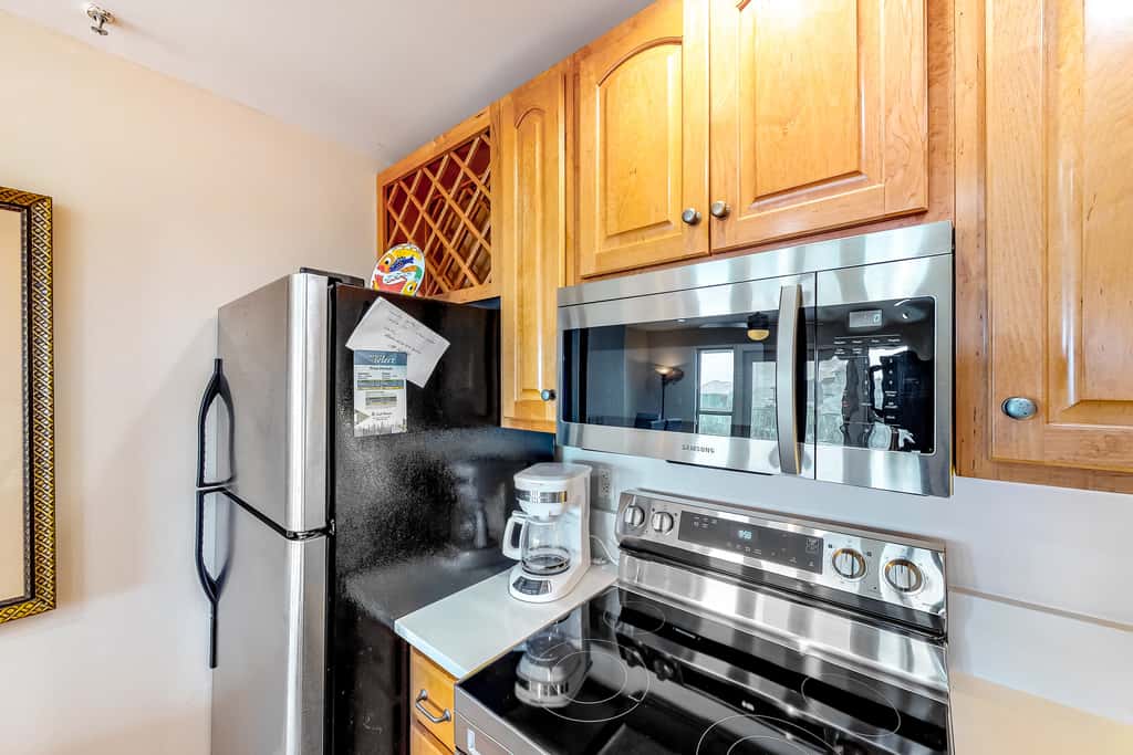 Cozy, top-floor beachfront condo with pool, pool spa, & beach access