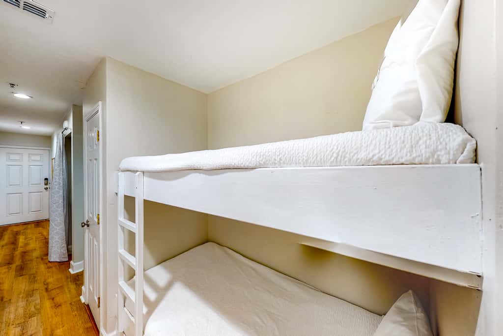 Cozy, top-floor beachfront condo with pool, pool spa, & beach access