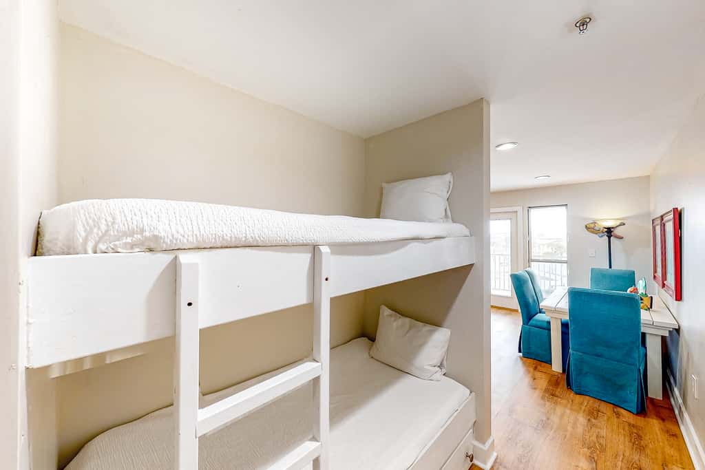 Cozy, top-floor beachfront condo with pool, pool spa, & beach access