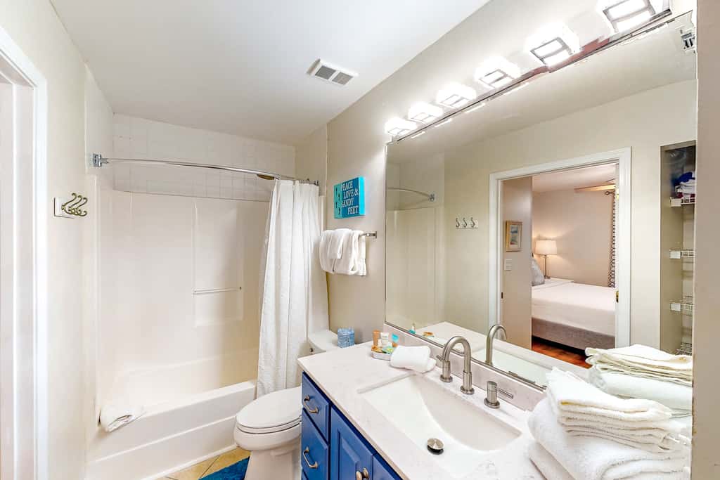 Cozy, top-floor beachfront condo with pool, pool spa, & beach access