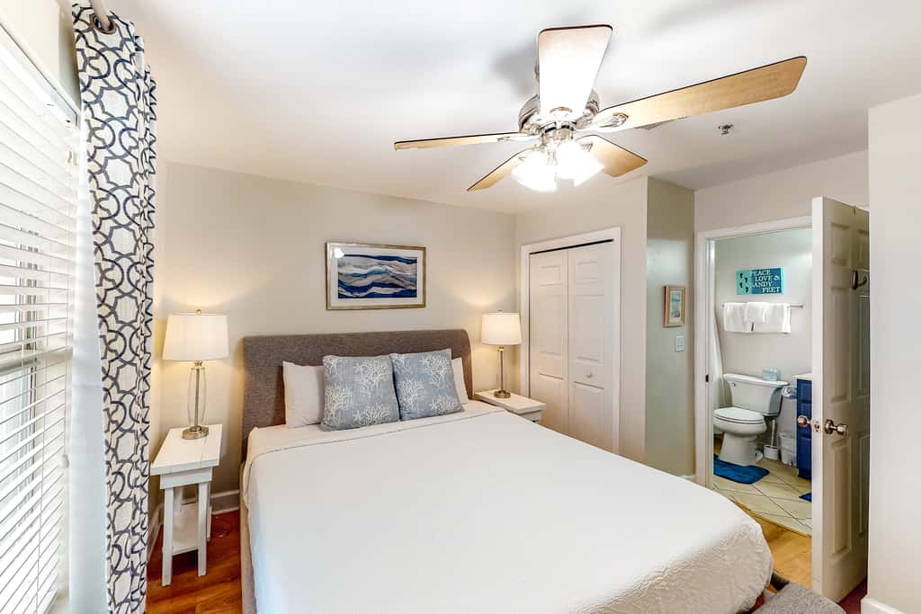 Cozy, top-floor beachfront condo with pool, pool spa, & beach access