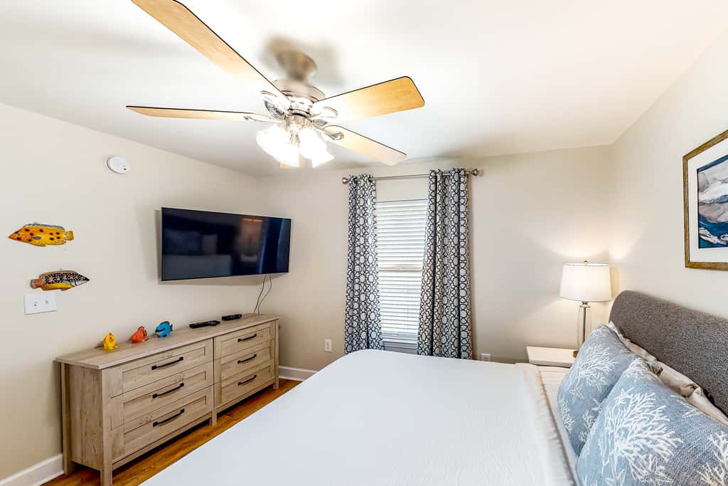 Cozy, top-floor beachfront condo with pool, pool spa, & beach access