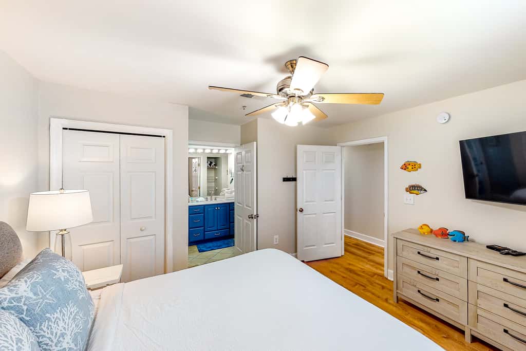 Cozy, top-floor beachfront condo with pool, pool spa, & beach access
