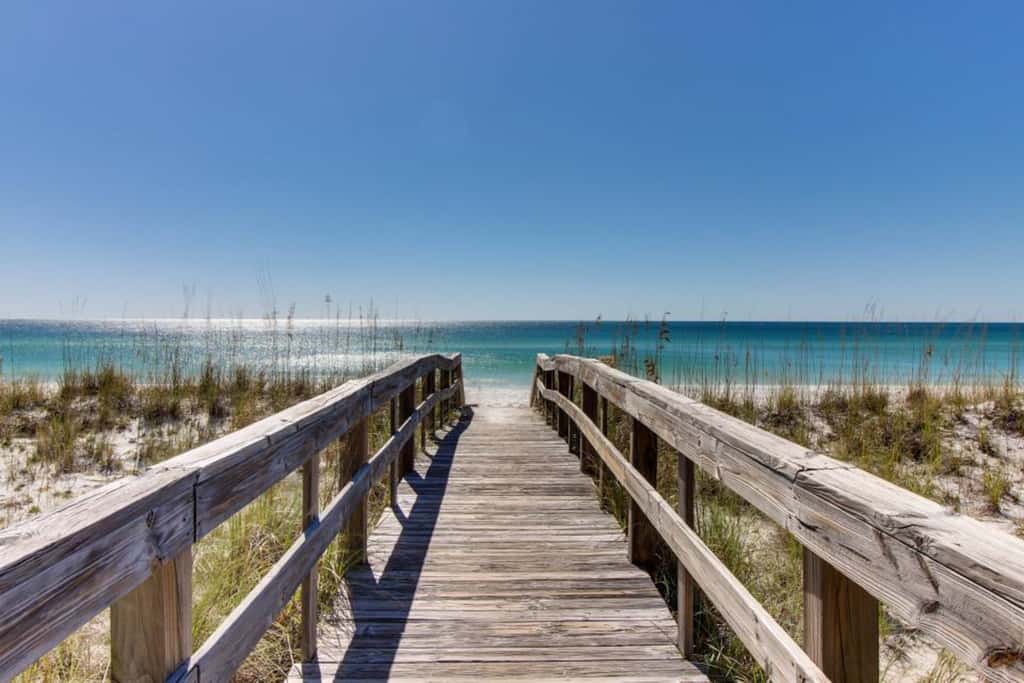 Cozy, top-floor beachfront condo with pool, pool spa, & beach access