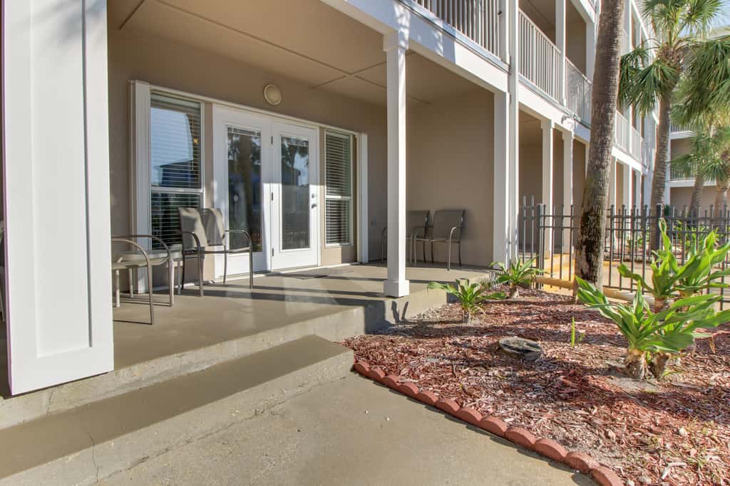 Cozy, top-floor beachfront condo with pool, pool spa, & beach access