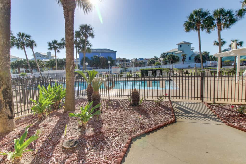 Cozy, top-floor beachfront condo with pool, pool spa, & beach access