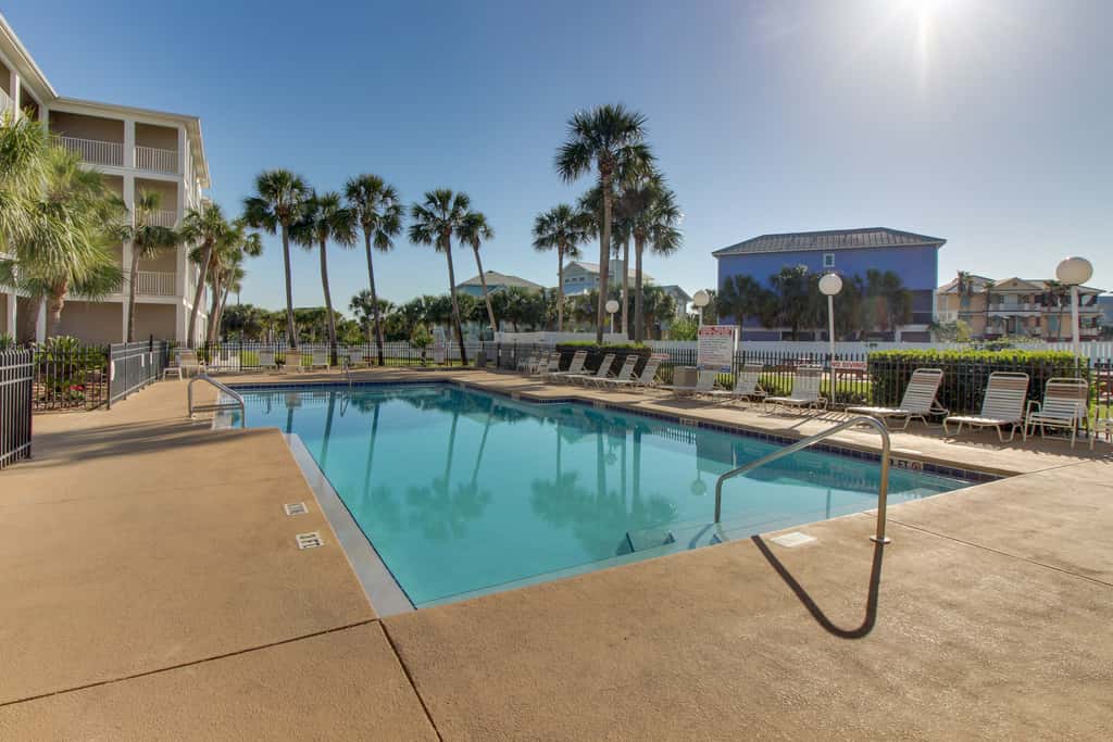 Cozy, top-floor beachfront condo with pool, pool spa, & beach access
