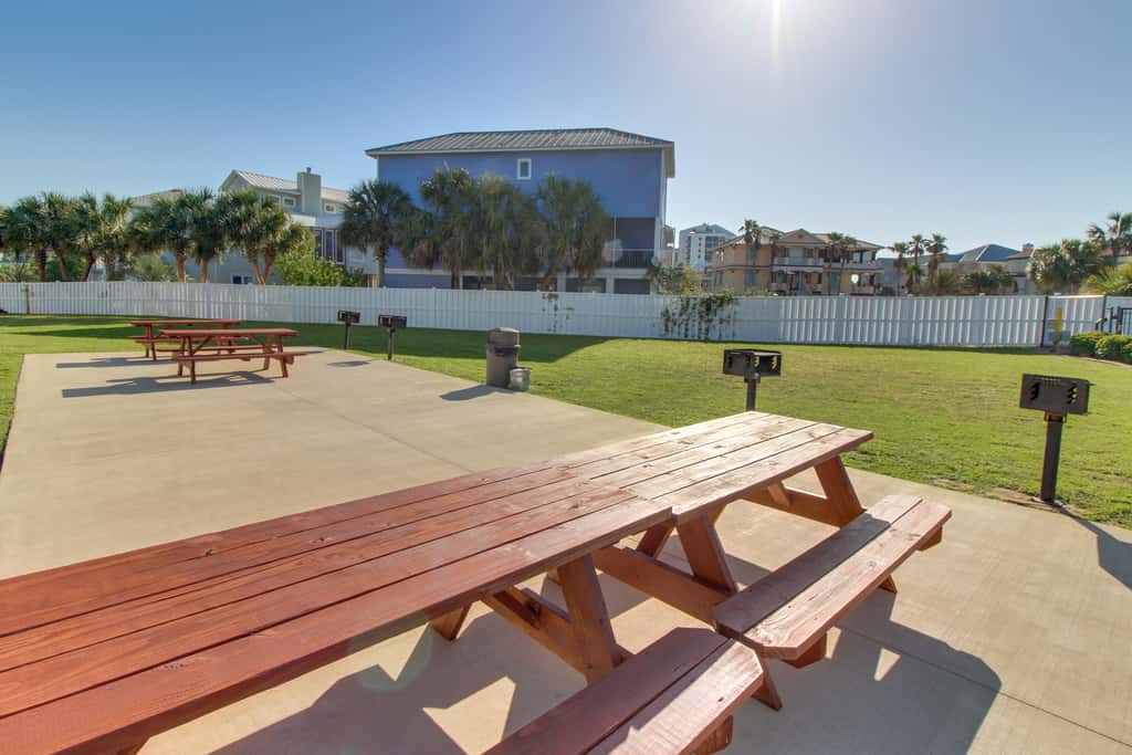 Cozy, top-floor beachfront condo with pool, pool spa, & beach access