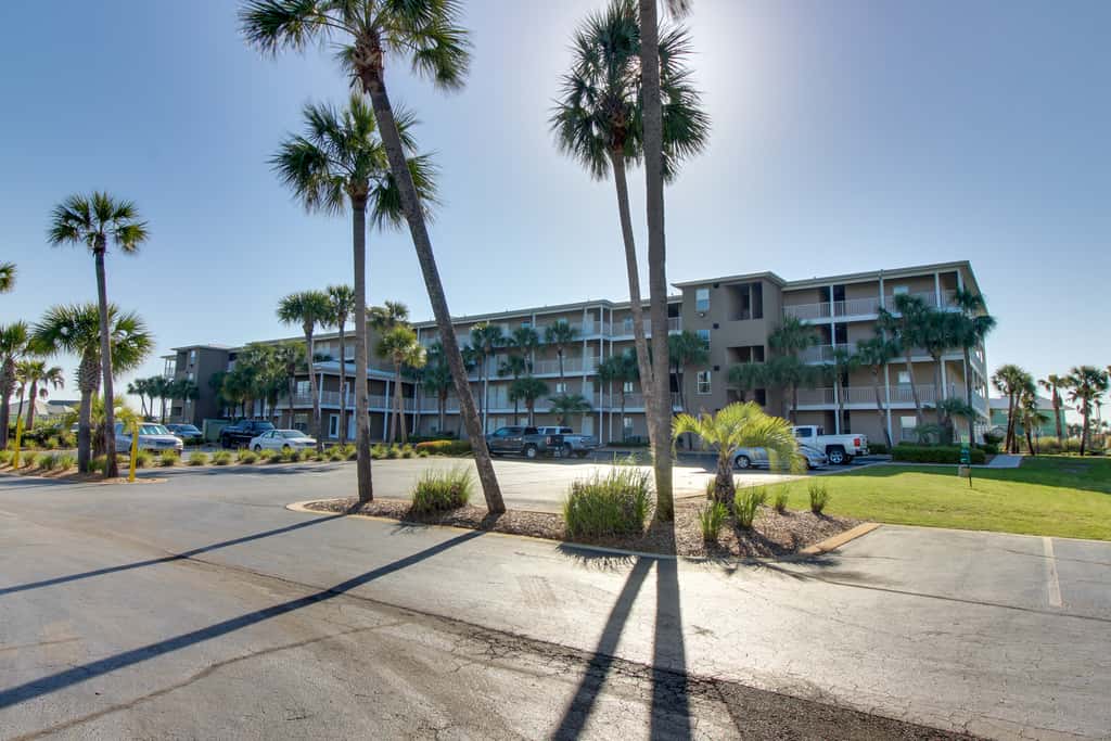 Cozy, top-floor beachfront condo with pool, pool spa, & beach access
