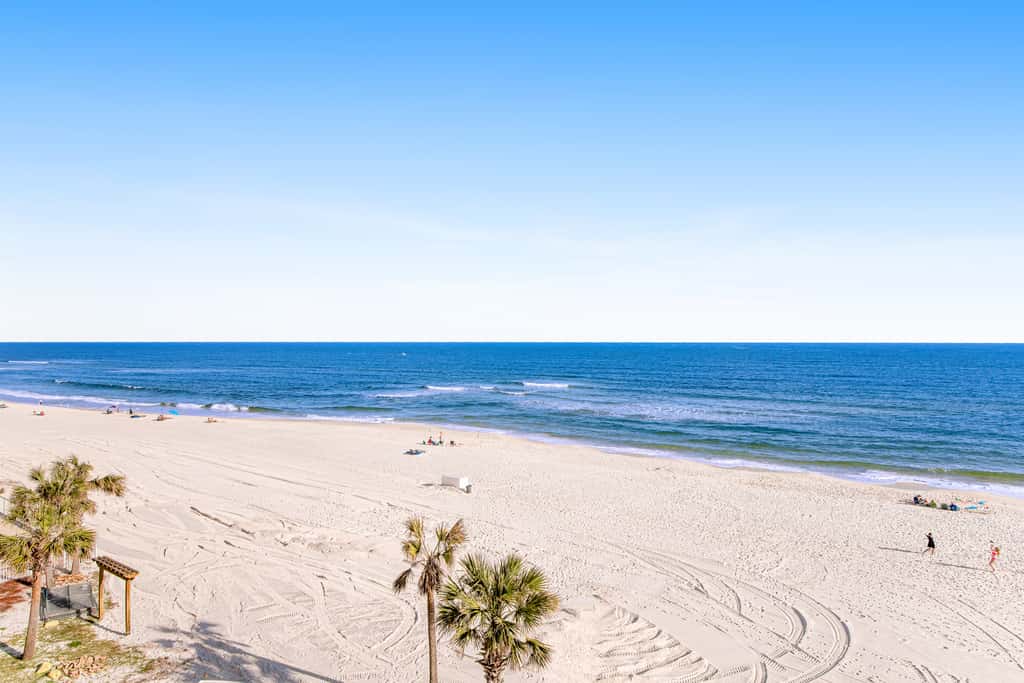 Gorgeous Oceanfront condo with washer&dryer, Gulf-front balcony & pool, hot tub