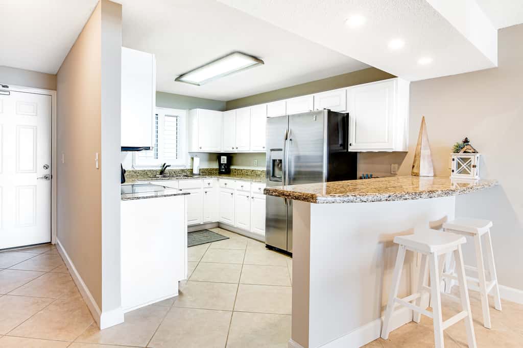 Gorgeous Oceanfront condo with washer&dryer, Gulf-front balcony & pool, hot tub