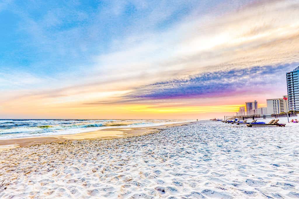 Gorgeous Oceanfront condo with washer&dryer, Gulf-front balcony & pool, hot tub