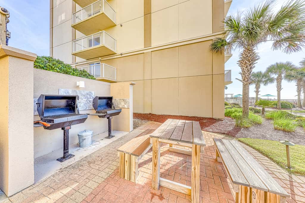 Gorgeous Oceanfront condo with washer&dryer, Gulf-front balcony & pool, hot tub