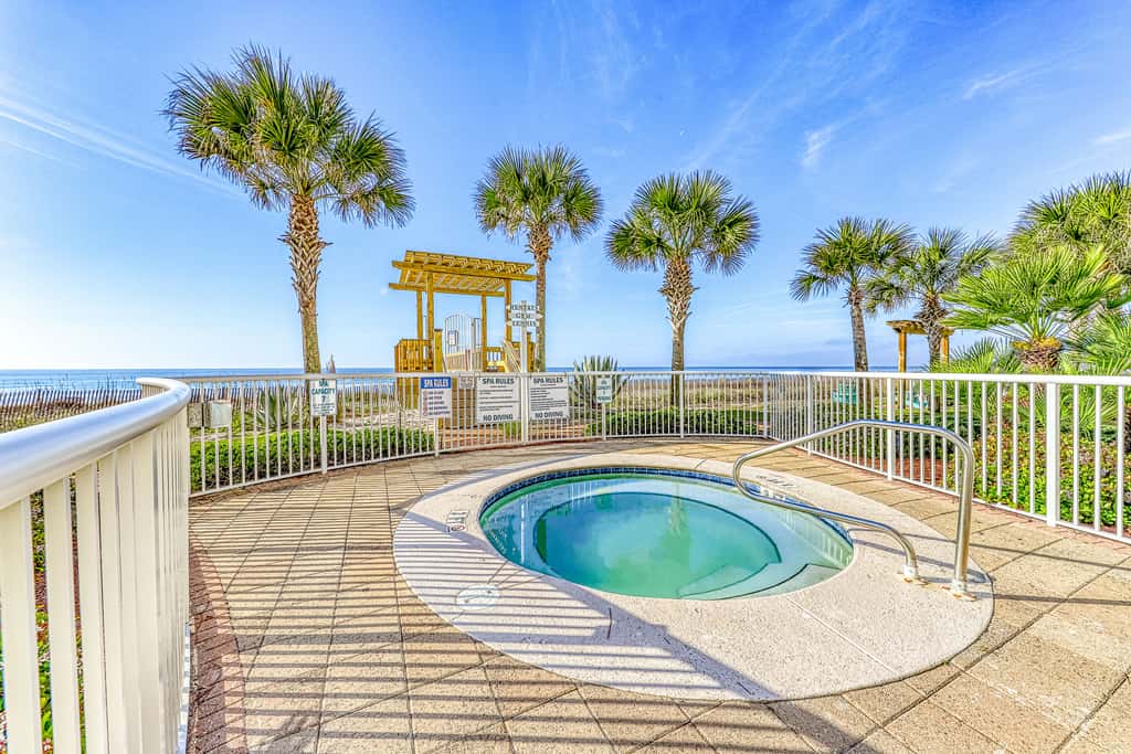 Gorgeous Oceanfront condo with washer&dryer, Gulf-front balcony & pool, hot tub