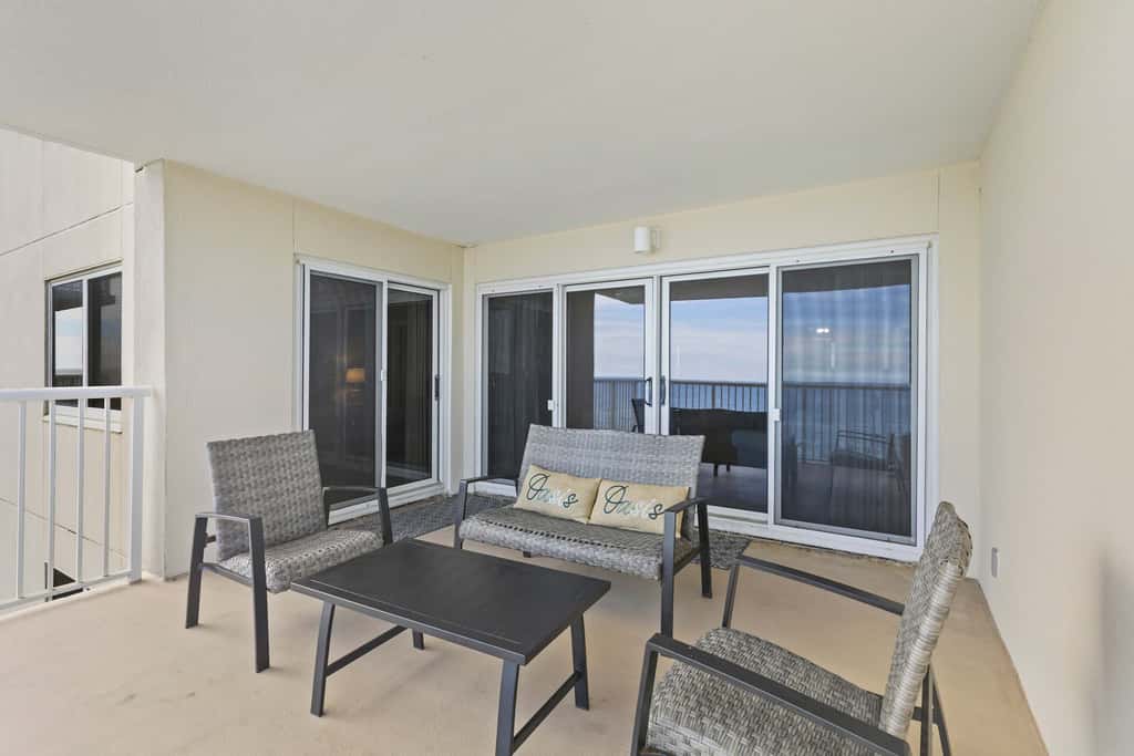 Gorgeous Oceanfront condo with washer&dryer, Gulf-front balcony & pool, hot tub