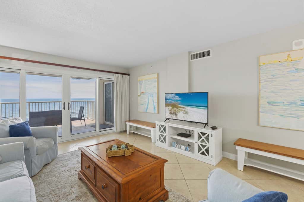 Gorgeous Oceanfront condo with washer&dryer, Gulf-front balcony & pool, hot tub