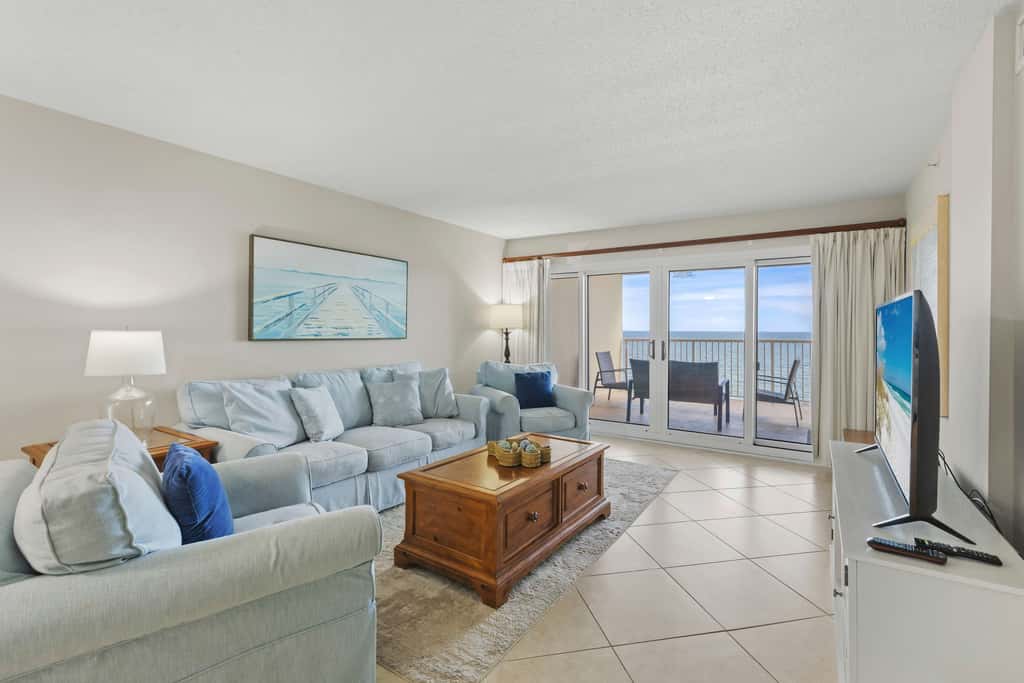 Gorgeous Oceanfront condo with washer&dryer, Gulf-front balcony & pool, hot tub