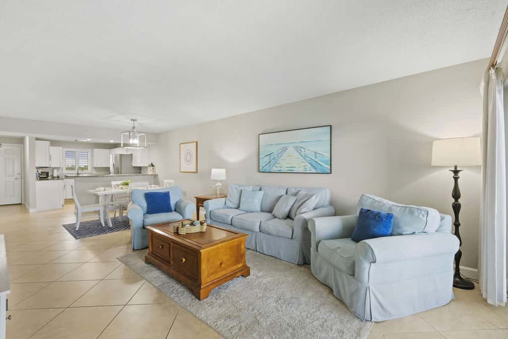 Gorgeous Oceanfront condo with washer&dryer, Gulf-front balcony & pool, hot tub