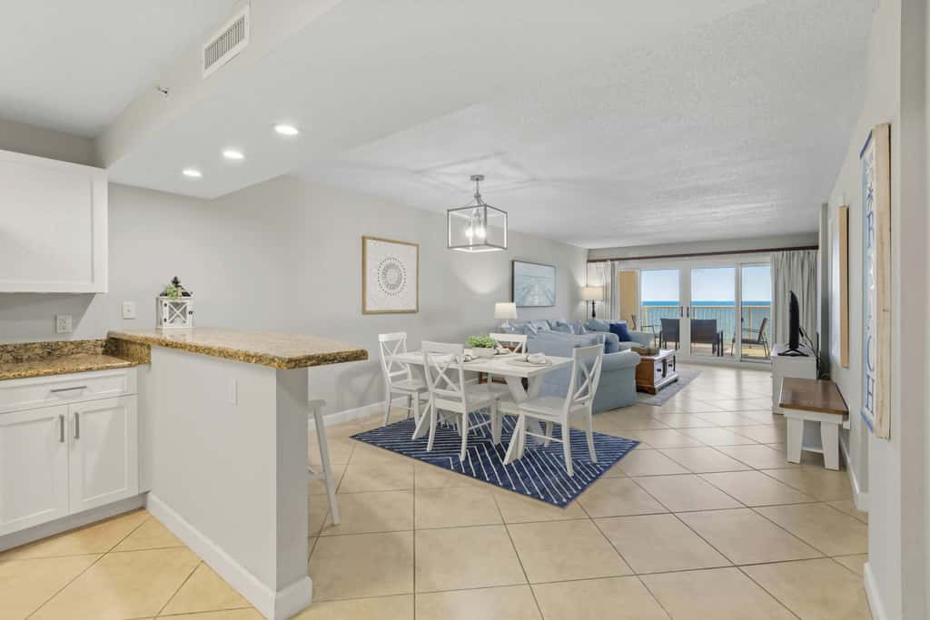 Gorgeous Oceanfront condo with washer&dryer, Gulf-front balcony & pool, hot tub