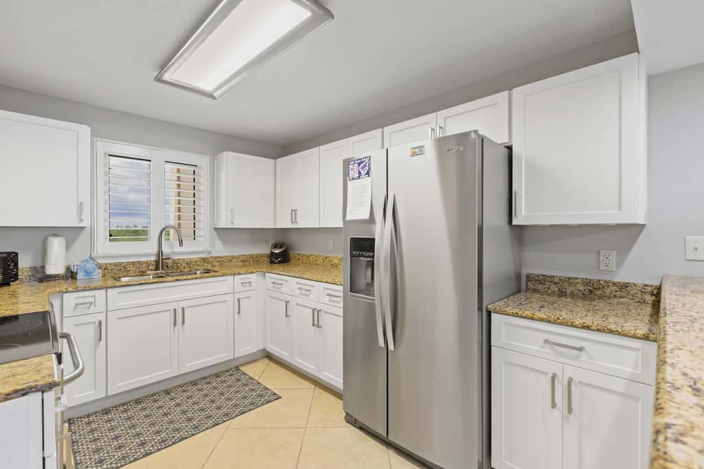 Gorgeous Oceanfront condo with washer&dryer, Gulf-front balcony & pool, hot tub
