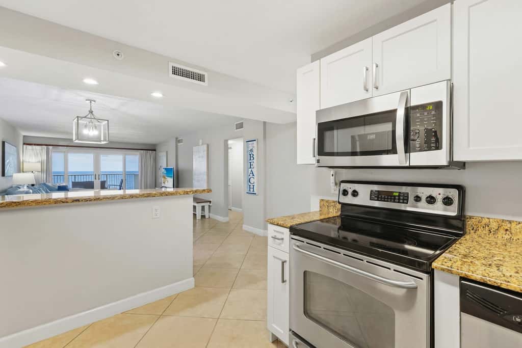 Gorgeous Oceanfront condo with washer&dryer, Gulf-front balcony & pool, hot tub