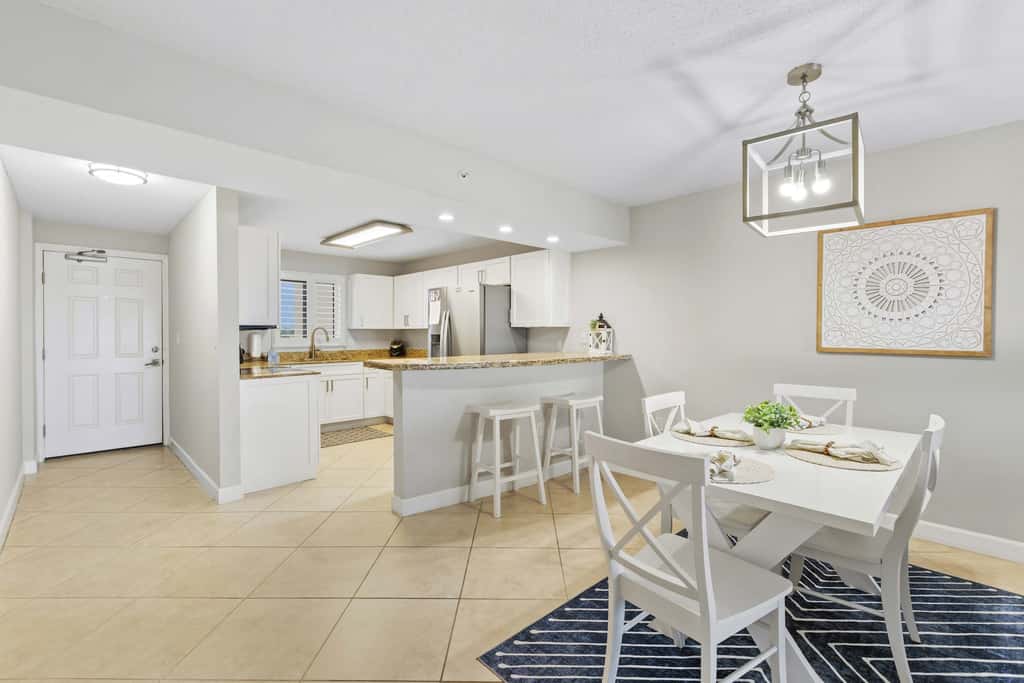 Gorgeous Oceanfront condo with washer&dryer, Gulf-front balcony & pool, hot tub