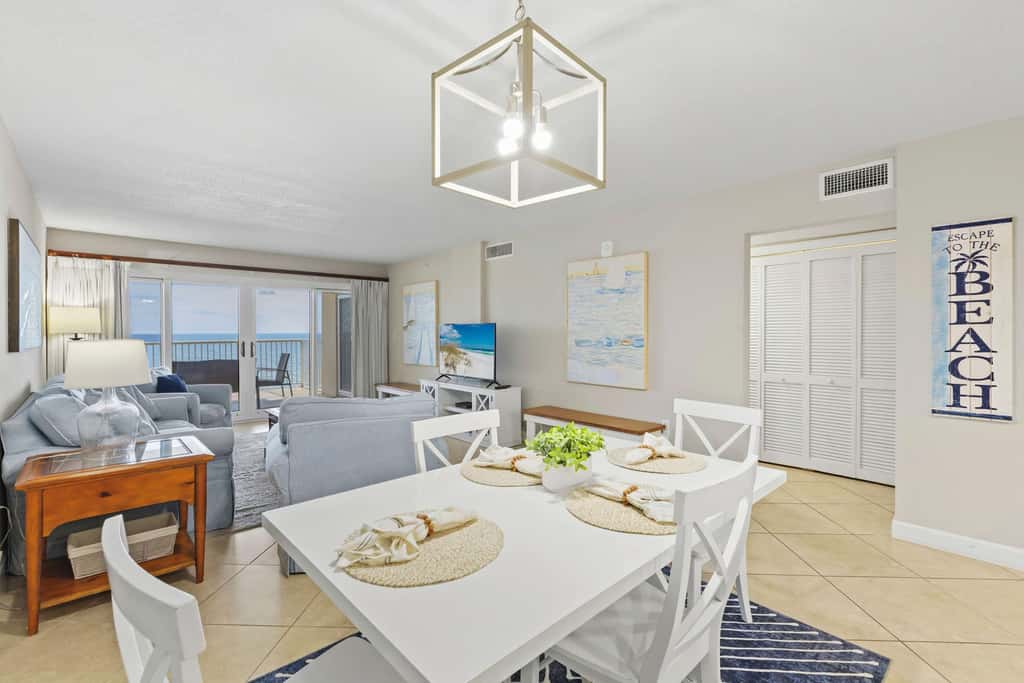 Gorgeous Oceanfront condo with washer&dryer, Gulf-front balcony & pool, hot tub