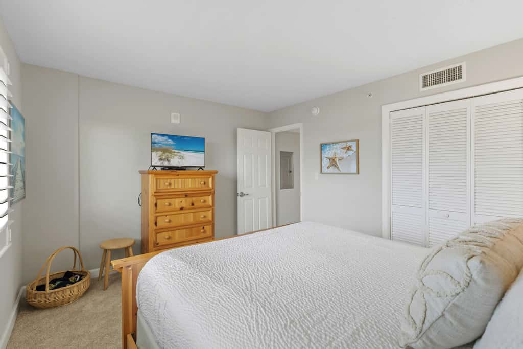 Gorgeous Oceanfront condo with washer&dryer, Gulf-front balcony & pool, hot tub